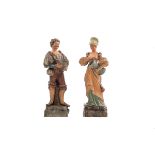 Renaissance-Paar Keramik polychrom staffiert. Die Dame mit einer Kanne unter dem Arm, der Mann