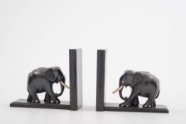 Paar Buchstützen mit Elefanten Ebenholz, geschnitzt. H.: 13 cm, Br.: 15 cm.