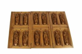 3 Sakristei-Schranktüren mit 12 Aposteln, um 1900 Eiche. In je vier Tabernakeln eingesetzte vollrund