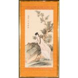 Dame unter einem Baum, China um 1900 Aquarell. Links oben signiert , links unten bezeichnet. 57 x 28
