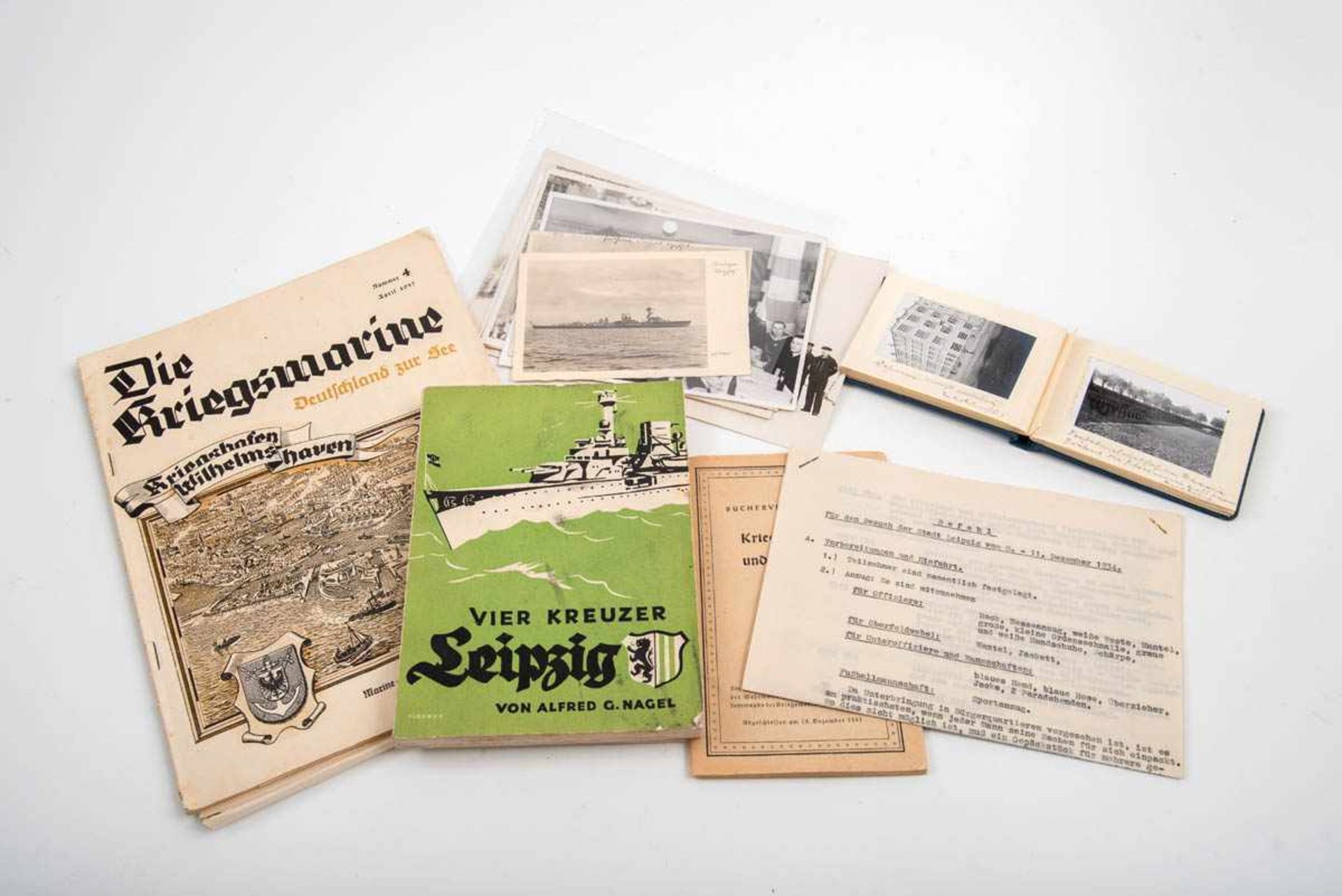 Konvolut Kriegsmarine, Kreuzer Leipzig Bestehend aus: kleinem Fotoalbum, Bücherverzeichnis
