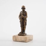 Figur eines Soldaten 2.WK Kunststoff vergoldet, auf Marmorsockel,. H.: 15,5 cm.