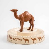 Ascher "Camel" Feinkeramik. Gemuldete Form, in der Mitte vollplastische Figur eines Kamels,