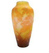 E. Gallé, Nancy, Vase Farbloses Glas mit gelben und weißen Pulvereinschmelzungen. Runder Stand