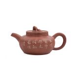 Teekanne, China 19. Jh. Terrakotta. Gedrückt gebauchter, melonenartiger Korpus mit geritzten