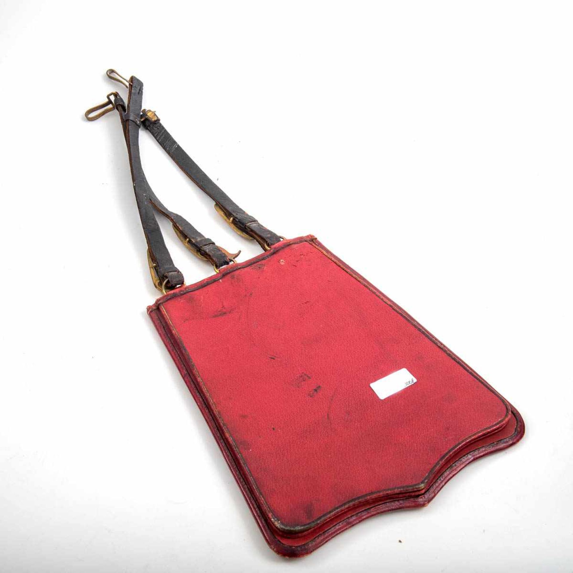 Säbeltasche für preußische Husarenoffiziere Um 1900, rotes Leder mit schwarzem Stoffbezug, - Bild 2 aus 2