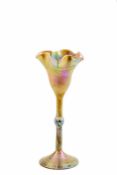 Louis Comfort Tiffany, New York, Vase Goldfarbenes Favrile-Glas mit wellenartigem silber-gold-