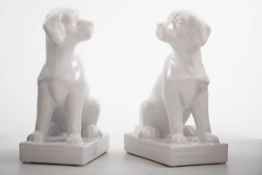 Paar Kaminhunde Keramik, weiß glasiert. Auf rechteckigem Sockel sitzend werden die Hunde