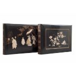 2 Fotoalben, China um 1900 Deckel aus schwarzem Lack mit goldenem und eisenrotem Lack bemalt,