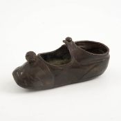 Baby-Schuh, um 1900 Leder bronziert. Unter der Sohle bez.: Erichs erster Schuh. L.: 13 cm.