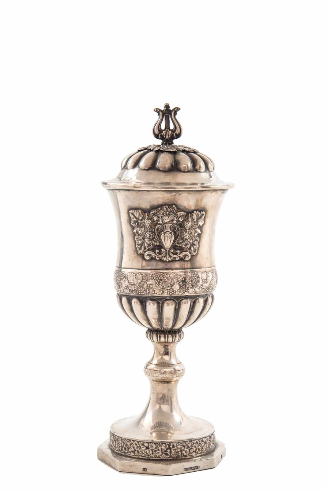 Deckelpokal, wohl Braunschweig 1838 12-lötiges Silber., innen vergoldet. Oktogonaler Fuß in den