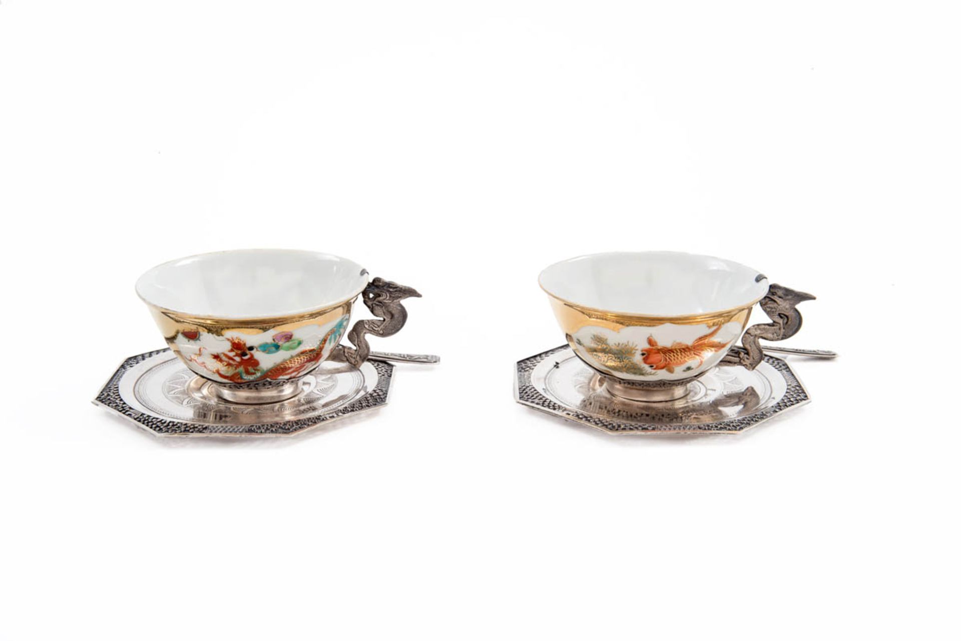 Paar Teetassen mit UT, Vietnam 900er Silber, Porzellan teilw. vergoldet polychrom bemalt. Wandung