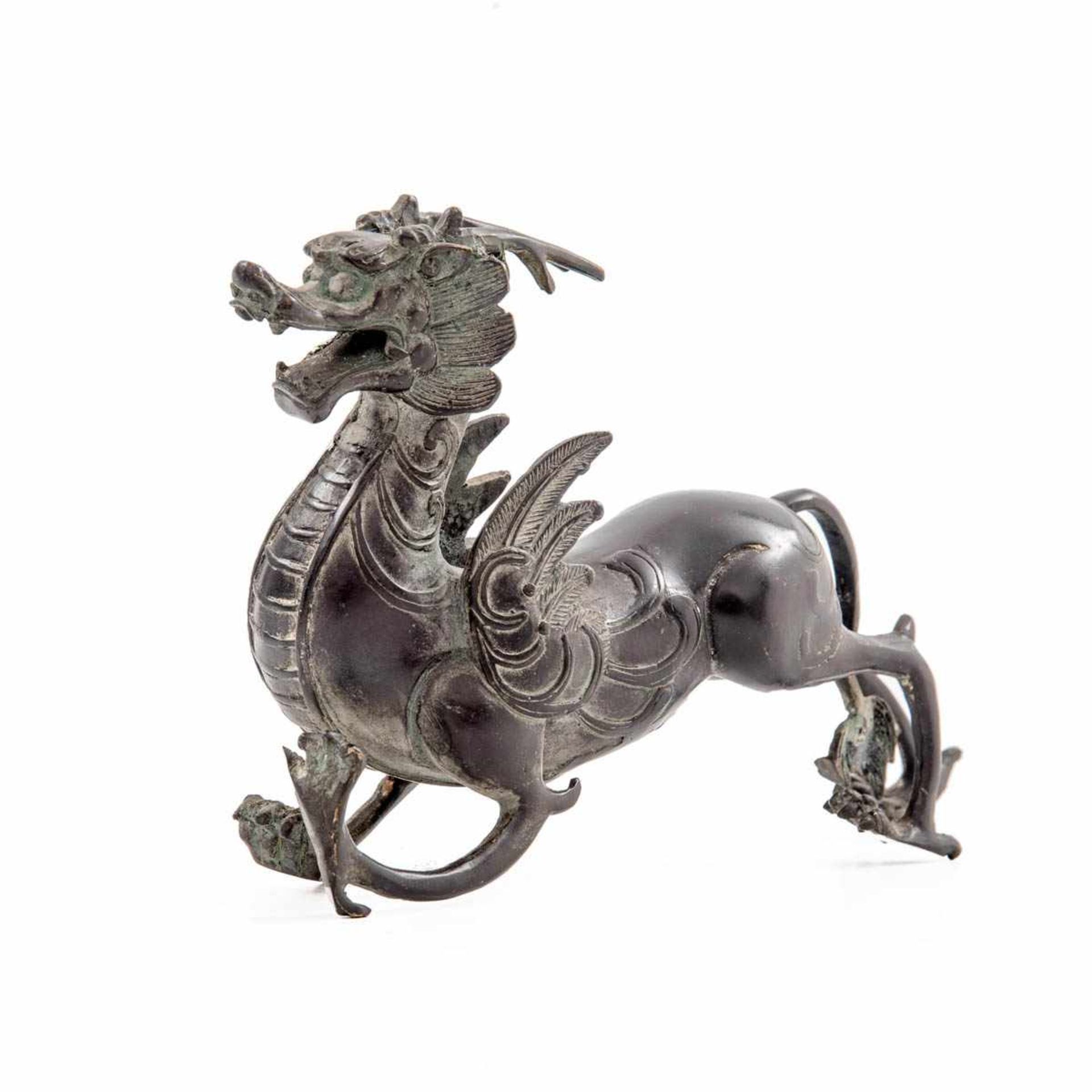 Drachenfigur, China um 1900 Bronze, schwarz-braun patiniert. Darstellung des geflügelten