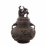 Weihrauchgefäß, China 19. Jh. Bronze, dunkel patiniert. Kugeliger Korpus mit großem Drachen und