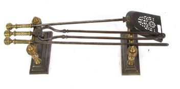 5-teilige Kamingarnitur, um 1900 Messing, Eisen. Bestehend aus 1 Paar Kaminböcken, Schaufel,