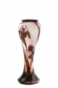 E. Gallé, Nancy, Vase Farbloses Glas innen milchigweiß überfangen, außen violetter und bräunlich-