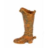 Großer Stiefel, um 1900 Keramik hellbraun glasiert, dunkelbraun bemalt. Hoher Stiefel mit Rocaillen,