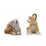 Paar Leoparden-Babies, Italien Fayence naturalistisch staffiert. Figur eines sitzenden und eines