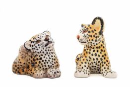 Paar Leoparden-Babies, Italien Fayence naturalistisch staffiert. Figur eines sitzenden und eines