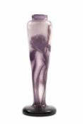 Große Gallévase mit Schwertlilie, Emil Gallé Nancy Farbloses Glas mit violettem Überfang, innen