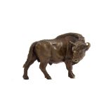 Bison Bronze, braun patiniert. Figur des mächtigen Tieres mit zur Seite gewandtem Kopf. H.: 12 cm.