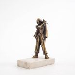 Bildhauer um 1900 Figur eines Clowns. Bronze altgoldfarben patiniert. H.: 15 cm.