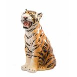 Sitzender Tiger, Italien 20.Jh. Fayence naturalistisch staffiert. Vollplastische Figur des sitzenden