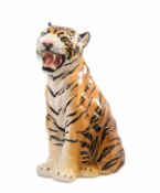 Sitzender Tiger, Italien 20.Jh. Fayence naturalistisch staffiert. Vollplastische Figur des sitzenden