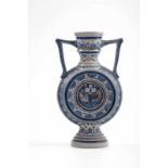 Ringflasche, Westerwald um 1900 Salzglasiertes Steinzeug mit grauer Engobe, blau und braun