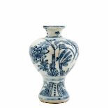 Kleine Vase, China, Ming-Periode Porzellan unter der Glasur blau mit Schmetterling, Päonien und