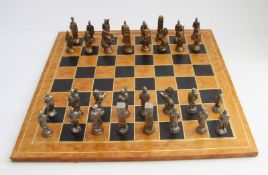 Schachspiel Metall, teilweise vergoldet. H.: d. Königsfigur ca. 7,5 cm. Spielbrett Leder bezogen.