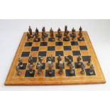 Schachspiel Metall, teilweise vergoldet. H.: d. Königsfigur ca. 7,5 cm. Spielbrett Leder bezogen.