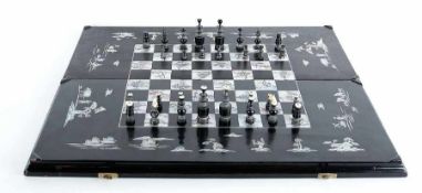 China Schachspiel/Backgammonspiel Holz, Perlmuttintarsien; L 63,5 cm, B 56 cm, H 6 cm; 31