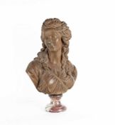 Bildhauer um 1800 Bildnis einer jungen Frau Terracotta; H 52,5 cm (ohne Marmorsockel) Sculptor about