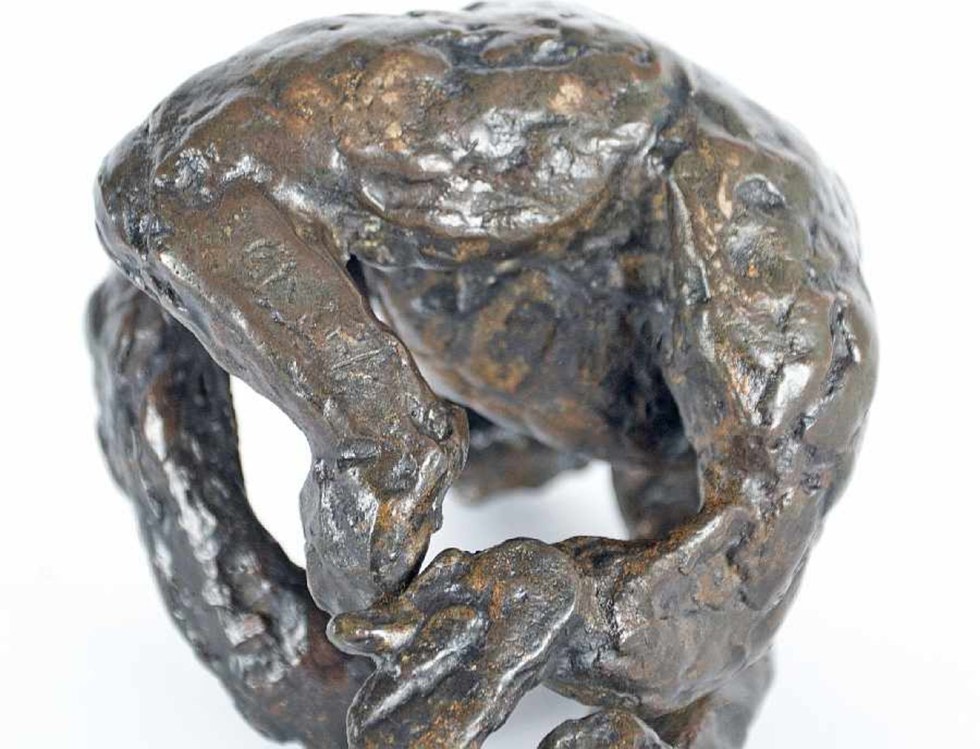 David Wynne 1926 - 2014 Gorilla Bronze; H 14 cm; Restsignatur; nummeriert "2/8" David Wynne 1926 - - Bild 2 aus 2