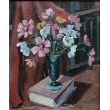 Blumenmalerei, 20. Jh. Öl auf Leinen, Blumenstrauß in der Vase auf einem Buch stehend, rechts