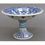 Anbietschale Keramik, blau weißer floraler Dekor, Bodenmarke, Manufaktur Delft, Blütenform, rund,