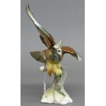 Porzellanskulptur Haubensegler auf einem Ast mit ausgearbeiteten Flügeln, bunt bemalt, um 1950,