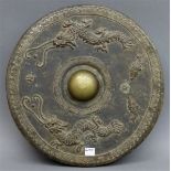 Gong, um 1800 China, Bronze, Drachen- und Fischdekor, Reliefarbeit, rund, d 38 cm,