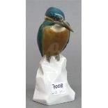 Porzellanskulptur sitzender Eisvogel, bunt bemalt, grüne Bodenmarke, Manufaktur Heubach, um 1950,