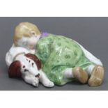 Hentschel-Kind Porzellan, Manufaktur Meissen, um 1910, "Kind auf einem liegenden Hund schlafend",