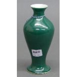 Porzellanvase mit apfelgrüner Glasur, China, 18.Jh., blaue Bodenmarke, 6 Zeichen im Doppelkreis,