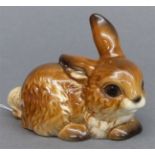 Porzellanskulptur liegender Hase, Manufaktur Goebel, Bodennummerierung, 20.Jh., h 6,5 cm, b 8,5 cm,