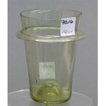 Glas um 1800, grünlich, mit Abriss, (Spannungsriss), h 9,5 cm,