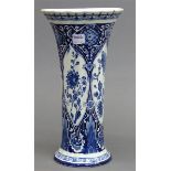 Keramikvase blau weißer floraler Dekor, Bodenmarke, Delft, 20.Jh., h 29 cm,