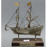 Modellsegelschiff 800 Silber, "Brig of War", punziert, auf Holzsockel, ca. 245 g schwer, h 14 cm,