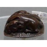 Netsuke China, Teakholz, 4 Ratten auf einer Matte, geschnitzt, signiert, h 2,5 cm,