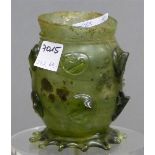 Warzenglas grün, aufgesetztes Dekor, Fuss bestossen, frühes 19.Jh., h 9 cm,