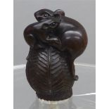 Netsuke China, Teakholz, Ratten auf einem Korb, geschnitzt, h 4,5 cm,