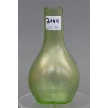 Ziervase Jugendstil, grün eingefärbtes Glas, irisierend, gebaucht, h 12,5 cm,
